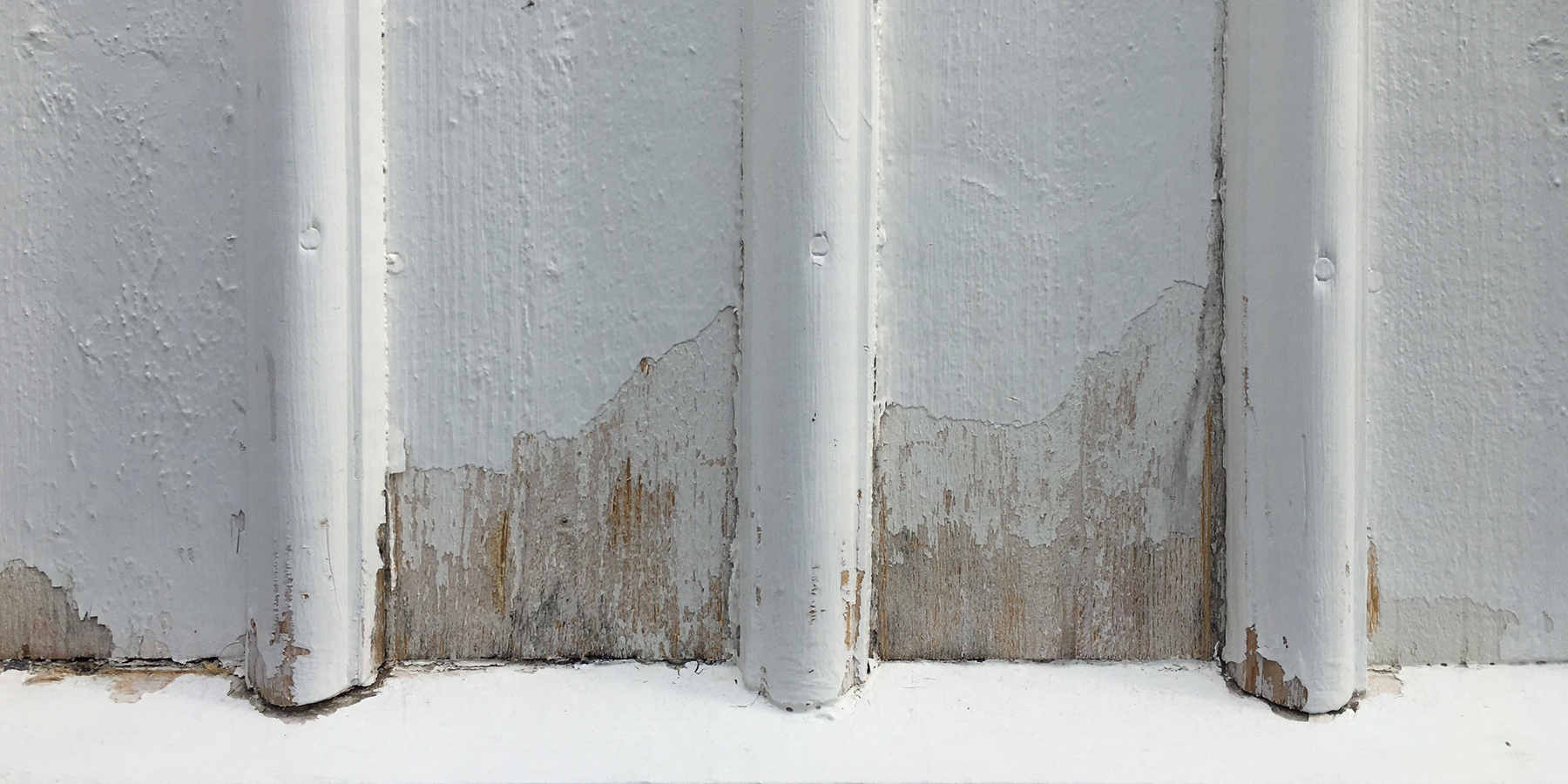 Tidigare målad sliten panel med flagnade/renskrapade ytor