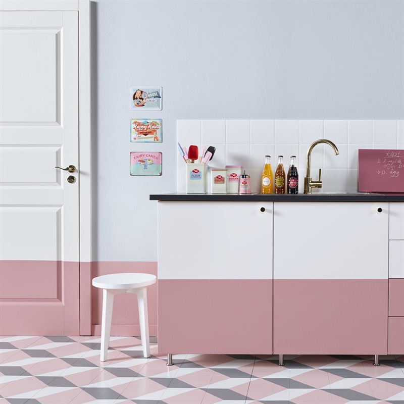 Rosa kök med rutigt golv i grått, vitt och rosa